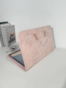 Rosa Leder Laptoptasche mit Kristallperlen-Henkel und Belüftungslöchern, Detailansicht.