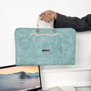 Detailansicht der niedlichen Laptoptasche mit Bärenohren, Perlenhenkel und Vintage-Struktur.