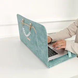 Minzgrüne Laptoptasche mit klarem Perlenhenkel stilvolle Schutzhülle für Computer im Alltag