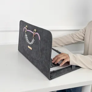 Graue Laptoptasche mit Perlenhenkel und Bärenmotiv für 13 bis 16 Zoll Notebooks geeignet.
