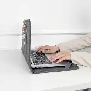 Graue Laptop-Hülle als Ständer Schutzhülle mit süßem Anhänger für 13 14 15 16 Zoll