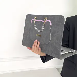 Graue Laptoptasche mit süßer Bärenform und Perlenhenkel für 13 bis 16 Zoll Notebooks.