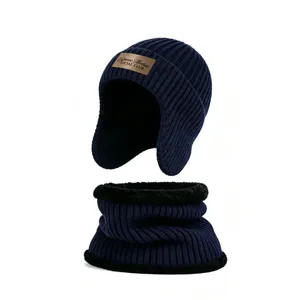 Conjunto de gorro de punto de invierno cálido con orejeras y calentador de cuello polar.