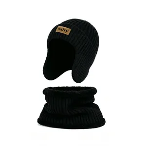 Conjunto de gorro de punto negro y calentador de cuello polar con parche de cuero salty.