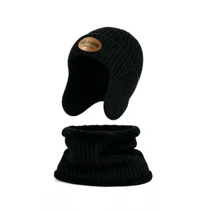 Conjunto de gorro de invierno de punto con orejeras y calentador de cuello de felpa.