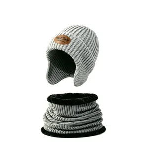 Conjunto de gorro de punto térmico de invierno y calentador de cuello de forro polar con parche.