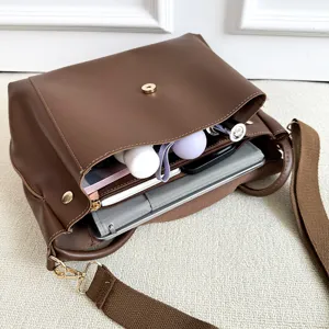 Große braune Damen Umhängetasche Schultertasche Innendetail Ansicht für den täglichen Weg.