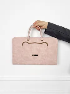 Sac housse pour ordinateur portable rose avec joli motif d'oreilles d'ours, détail.