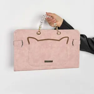 Vista dettagliata della borsa per laptop rosa con orecchie di gatto e manico di perle.