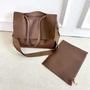Nahaufnahme der braunen Pendler-Umhängetasche mit breitem Stoffriemen und passender Tasche.