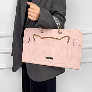 Vista dettagliata della borsa per laptop rosa con manico di perle per 13 14 15 pollici.