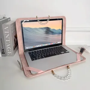 Vista dettagliata della borsa per laptop rosa con elegante manico di perle e morbida consistenza.