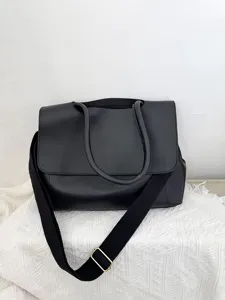 Klassische schwarze Damentasche mit breitem Schultergurt, grose elegante Alltagstasche fur Damen.