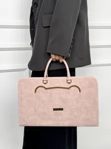 Housse d'ordinateur rose avec design d'oreilles d'ours mignon et détail de badge.