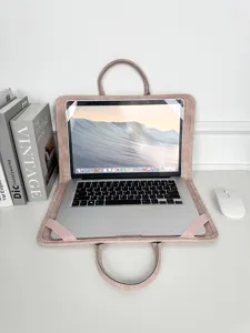 Vue détaillée d'une housse d'ordinateur portable rose en cuir avec poignées pratiques.