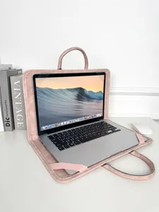 Vue détail sacoche ordinateur rose, étui de protection élégant avec poignée pour pc portables.
