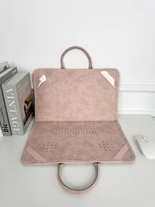 Détail de housse d'ordinateur rose avec trous de ventilation et poignées pour 14-16 pouces.
