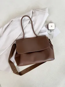 Braune Leder Schultertasche Detail mit breitem Riemen und Klappe für den Alltag.