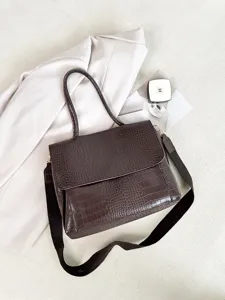 Elegante braune Kroko-Muster Umhängetasche mit breitem Gurt für Damen Pendeln und Alltag.