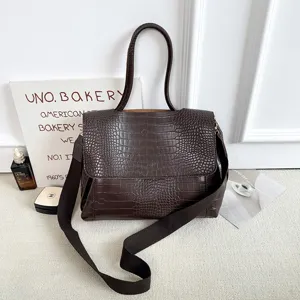 Braune Umhängetasche mit Kroko-Muster und breitem Gurt, lässige Damen Shopper Tasche.