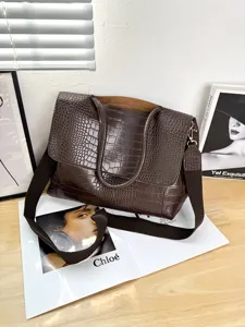Große braune Kroko-Muster Tasche mit breitem Gurt für Damen Pendeln Freizeit und Alltag.
