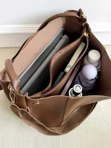 Große braune Damen Handtasche mit breitem Gurt, ideal für Pendeln und den Alltag.