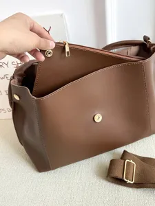 Grosse braune Schultertasche fuer Damen, stilvolle PU Leder Tote Tasche mit breitem Gurt.
