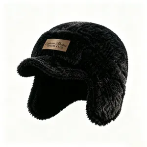 Bonnet aviateur en fausse fourrure noire pelucheuse avec oreillettes et patch logo cuir.