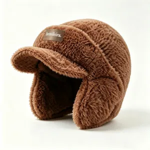 Bruine pluche trapper muts met leren patch, warme gevoerde winterbombermuts voor buiten.