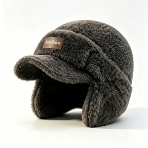Close-up van het pluche trapper hoed detail met een stijlvolle bruine lederen patch.