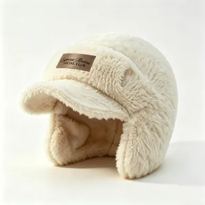 Gros plan détaillé du bonnet en peluche crème douce avec élégant patch en cuir marron.