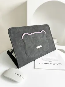 Detailansicht der grauen Laptoptasche mit Bärenform und Ständer, hochwertiges Kunstleder.