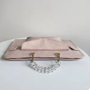 Custodia protettiva per laptop in pelle rosa con manico di perle per il lavoro quotidiano.