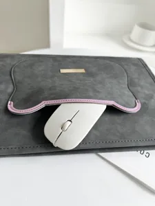 Detailansicht der grauen Laptoptasche mit rosa Rand, weiches Schutzetui fur Notebook.