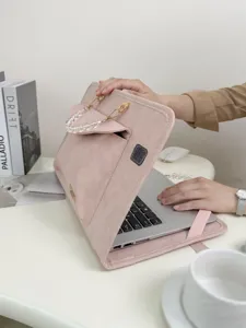 Dettaglio della custodia per laptop rosa, con elegante manico di perle e design.