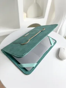 Detailansicht der grünen PU-Leder Laptoptasche mit süßem Knochengriff und Halterung.