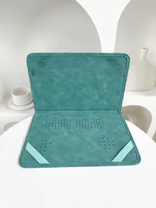 Minimalistische teal Laptoptasche Schutzhülle mit Belüftungslöchern und elastischen Gurten.