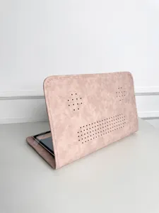 Detailansicht der rosa PU-Leder Laptoptasche mit niedlichem perforierten Lochmuster Design.
