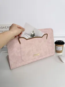 Rosa Laptoptasche Detailansicht, süßes Katzenohr-Taschendesign, langlebiges PU-Leder.