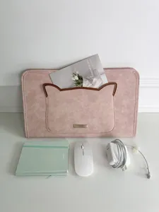 Detailansicht der rosa PU-Leder Laptoptasche mit Katzenohr Design und Fronttasche.
