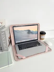 Rosa Samt-Laptop Hülle Detail mit weichem Innenfutter und elastischem Gurtverschluss.