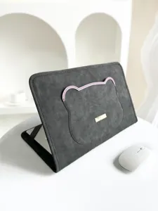 Graue Laptoptasche mit niedlichen Bärenohren und Standfunktion, minimalistisches Design.