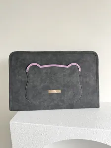 Schutze graue Laptoptasche mit niedlichem Bärenohren-Design und rosa Akzenten für 13 14 15 Zoll