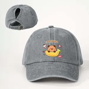 Gewaschene graue Zopf-Baseballkappe mit süßem Capybara-Bananen-Druck für Outdoor-Freizeit.