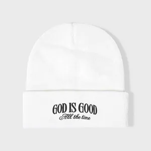 Witte gebreide muts met God is Good borduurwerk, stijlvolle warme winterse casual hoofddeksel.