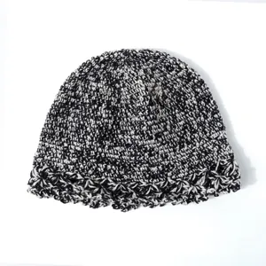 Detalle gorro tejido a crochet negro blanco textura estilo accesorio invierno