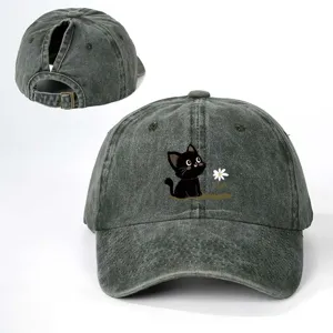 Primo piano del berretto da baseball grigio vintage con foro per coda di cavallo e gatto nero.