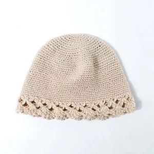 Primer plano detallado del sombrero de pescador de punto de ganchillo beige con borde de encaje.