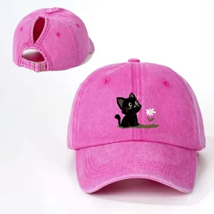 Dettaglio berretto da baseball rosa con stampa gatto nero carino e cinturino posteriore regolabile.