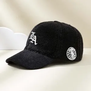 Vue détaillée de la casquette de baseball en polaire noire avec broderie LA et patch latéral.